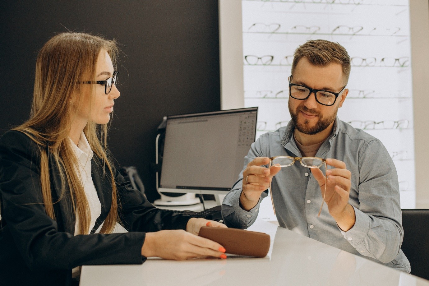  How Can Custom Frame Styling Services Help You Avoid Common Eyewear Mistakes?